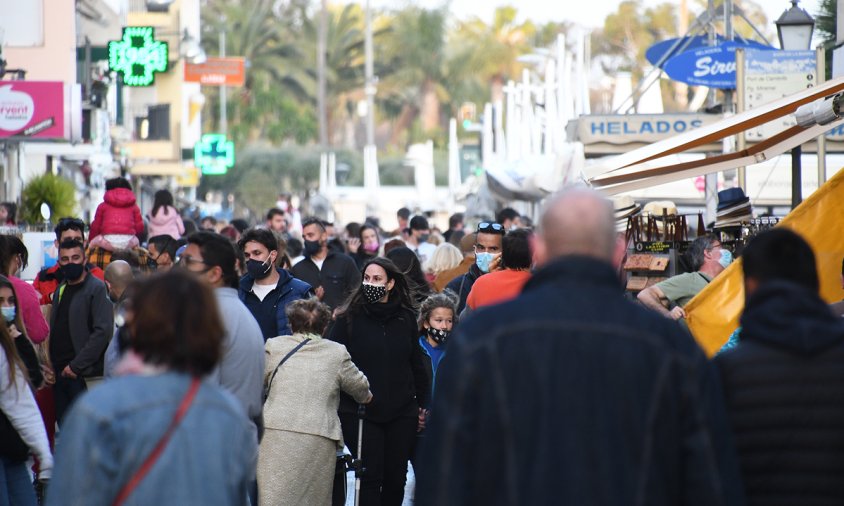 Gent passejant pel carrer Consolat de Mar, al port de Cambrils, aquest passat dissabte