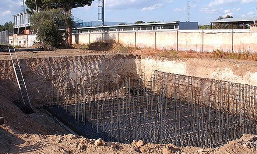 Aspecte dels fonaments d'un pilar, a tocar de l'estadi municipal de futbol, corresponent al futur viaducte del nou traçat ferroviari