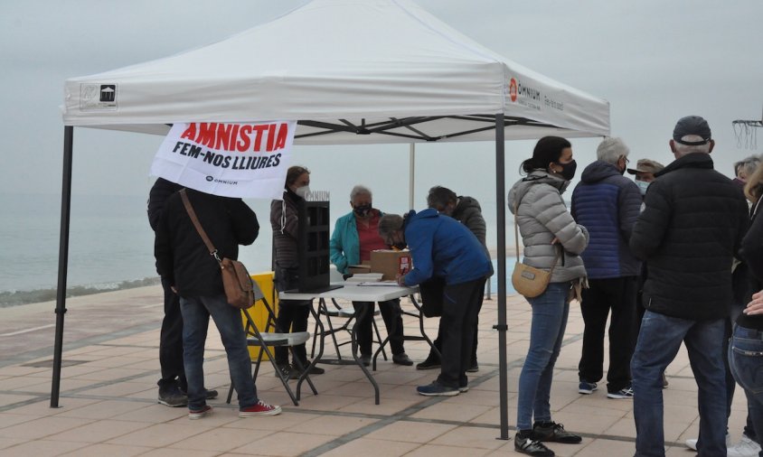 Carpa de recollida de signatures d'Òmnium Cultural, ahir al matí al passeig de les Palmeres