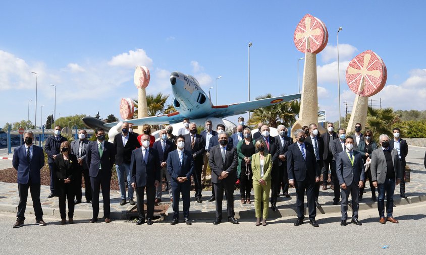 Foto de família a l'Aeroport de Reus amb les autoritats polítiques i econòmiques del territori, durant la presentació del nou vol a Canàries, operat per la companyia Binter