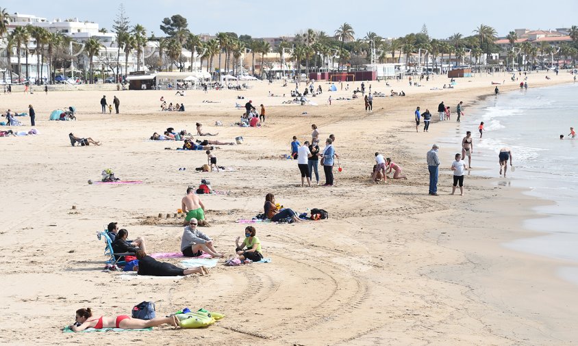 Imatge de la platja del Regueral amb gent, el passat 4 d'abril, Diumenge de Pasqua