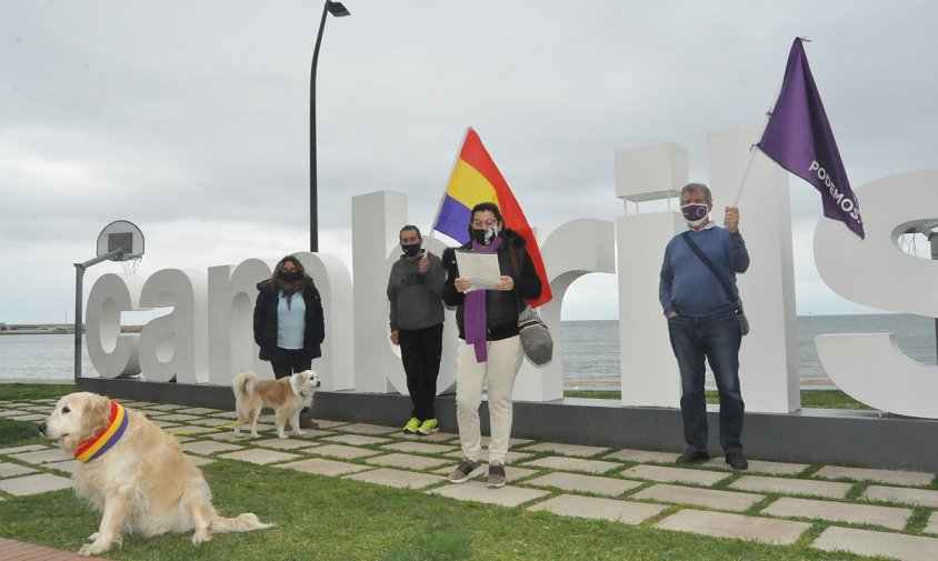 Membres de Podem Cambrils, ahir a la tarda al passeig de les Palmeres, en l'acte de commemoració del 90 aniversari de la proclamació de la II República