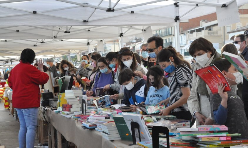 Parades de llibres i roses es van instal·lar, durant tota la jornada d'ahir, al Port de Cambrils