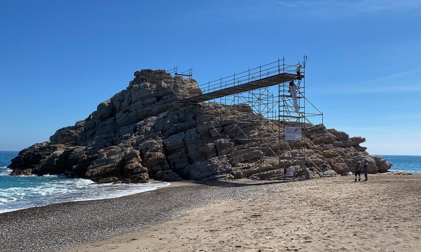 Imatge de les obres de consolidació de les restes de la torre de l'illot del Torn