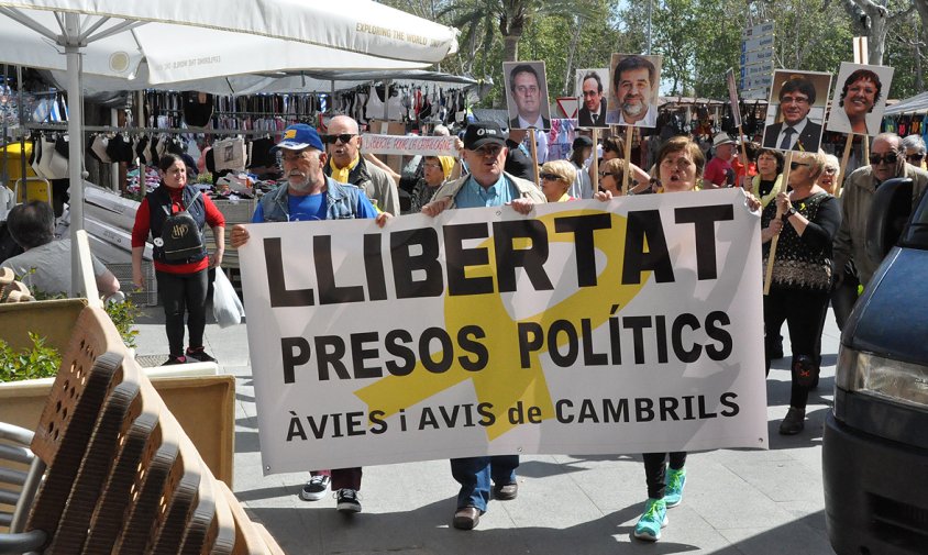 La manifestació dels Avis i Àvies, ahir, entrant al carrer de Gimbernat