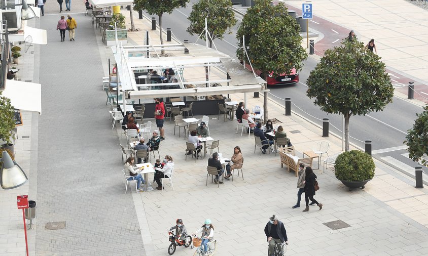 Terrassa d'un establiment al port de Cambrils, aquest passat mes d'abril