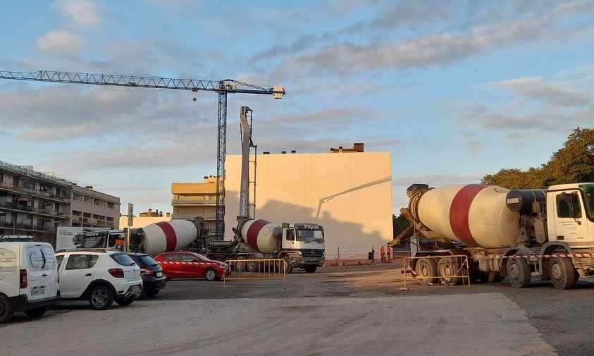 Imatge d'un bloc de pisos en construcció a l'avinguda de la Llosa