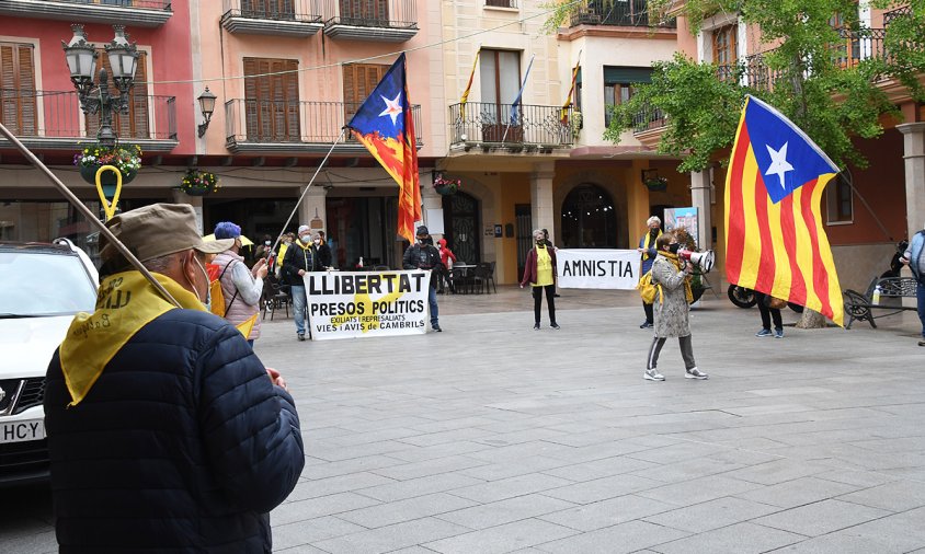 Imatge d'una concentració dels Avis i Àvies a la plaça de la Vila, aquest passat mes d'abril