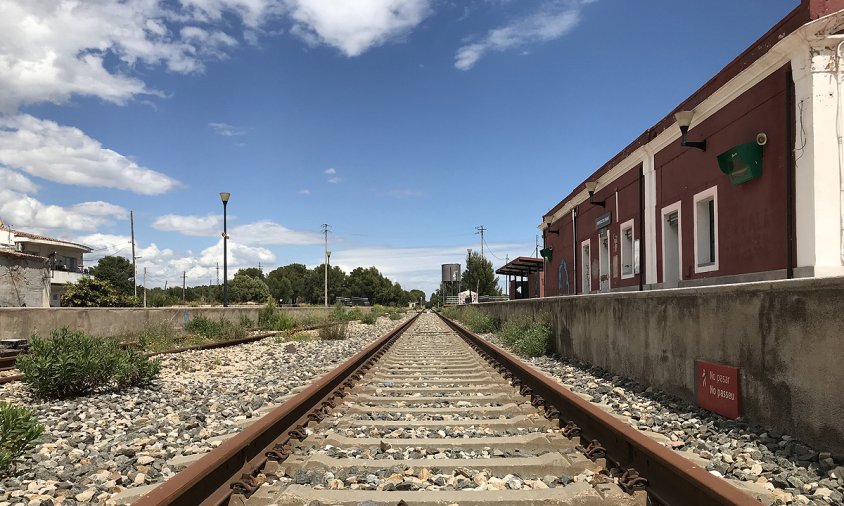 Imatge de la via del tren en desús al seu pas per l'Hospitalet de l'Infant