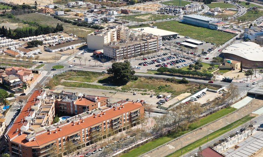 En el solar del centre de la fotografia s'ubicaran els habitatges dotacionals un cop es desenvolupi urbanísticament aquest espai