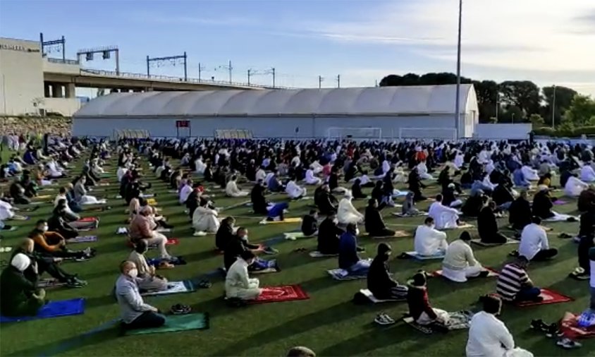 La pregària de la fi del Ramadà es va fer al camp 2 de l'estadi municipal de futbol, ahir al matí