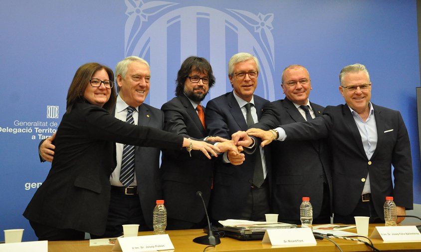 Foto conjunta dels cinc alcaldes i el Secretari d'Infraestructures i Mobilitat. D'esquerra a dreta: Camí Mendoza, Josep Poblet, Ricard Font, Josep Fèlix Ballesteros, Carles Pellicer i Pere Granados