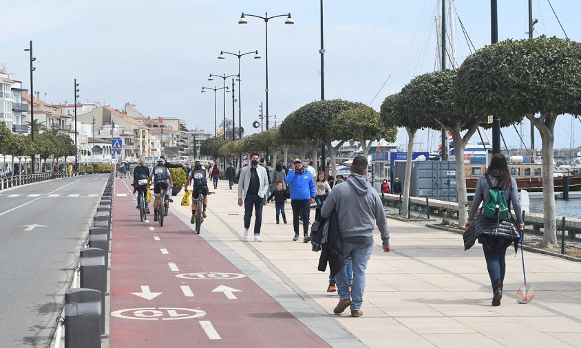 Imatge d'arxiu de gent passejant per la façana marítima