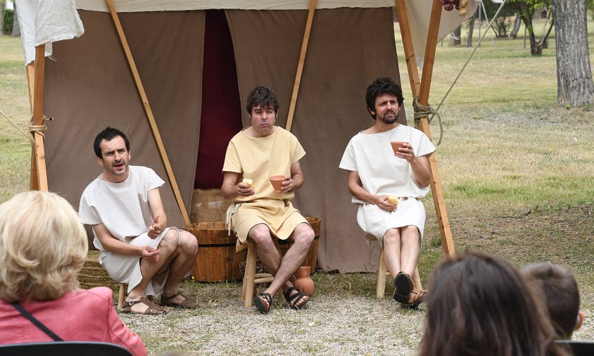 Un moment de la representació de la companyia Genovesa, ahir al matí, a la vil·la romana de la Llosa