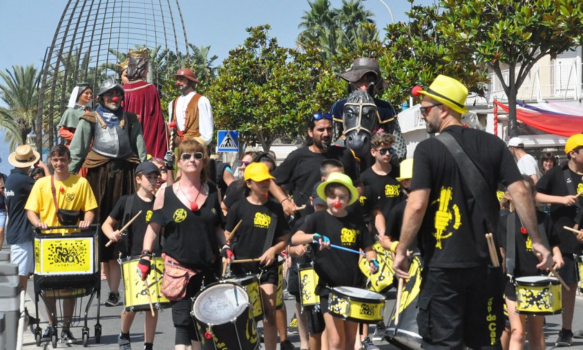 Imatge del seguici festiu passant pel Port, la diada de Sant Pere, el 29 de juny de 2019