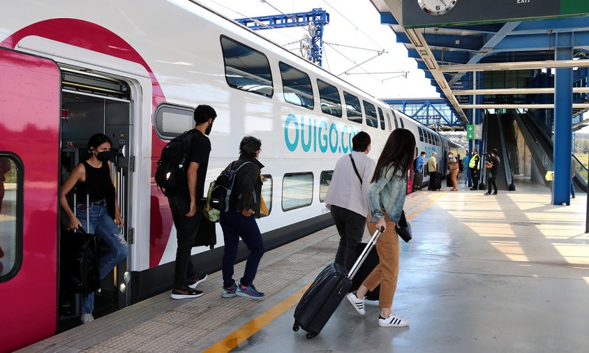 Imatge dels primers passatgers sortint del comboi del primer tren d’Ouigo a Espanya que ha arribat a l'estació del Camp de Tarragona