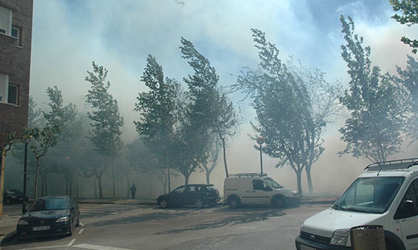 Aspecte de l'espès fum que desprenia l'incendi a la cruïlla dels carrers de Jaume Ferran i de Josep Anselm Clavé