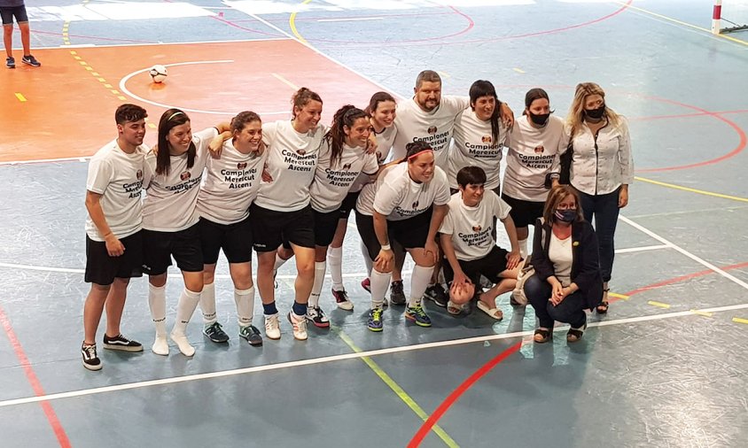 El CFS Laguna femení després d'aconseguir la victòria juntament amb l'alcaldessa Camí Mendoza i la regidora d'Esports, Natàlia Pleguezuelos