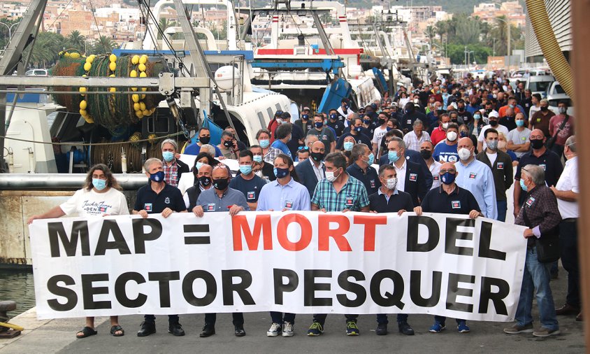 Imatge de la manifestació del pescadors al port pesquer de Sant Carles de la Ràpita, per protestar contra la MAP que els augmenta els dies de veda biològica