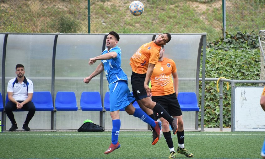 Samu García, autor de dos gols, en la disputa d'una pilota amb un jugador del Calaf