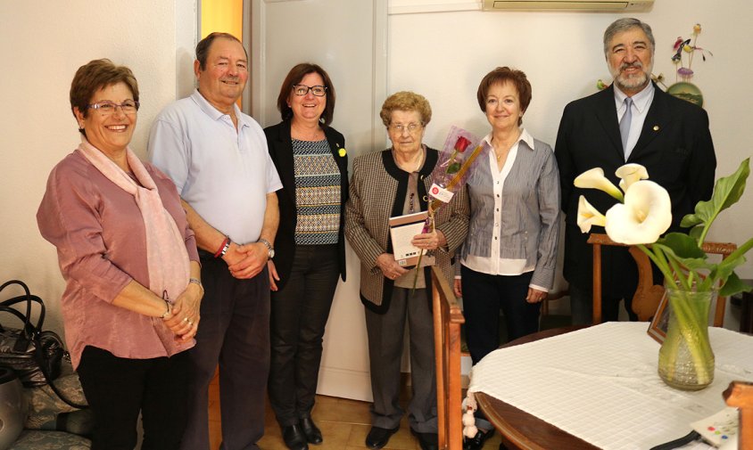 Visita a una de les usuàries dels Amics de la Gent Gran, Miguela, per entregar-li una rosa