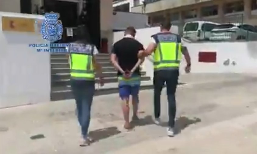 Captura d'imatge d'un vídeo de la Policia Nacional portant a l'individu detingut