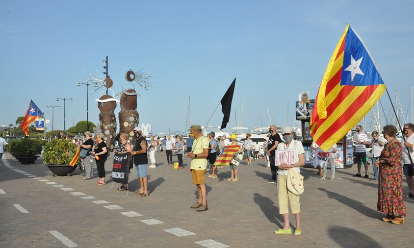 Imatge de la concentració dels Avis i Àvies a la plaça de la Vila, ahir a la tarda, al Port