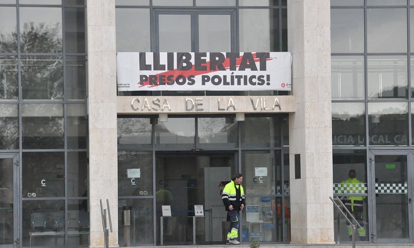 Pancarta de presos polítics penjada a la balconada de la Casa de la Vila