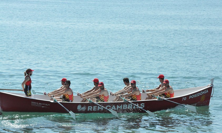 Una de les tripulacions del Club Rem Cambrils, a la regata disputada a Cambrils el passat diumenge