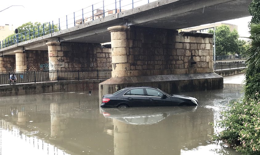 Vehicle atrapat al vial de pujada, sota el pont de l'antiga via fèrria