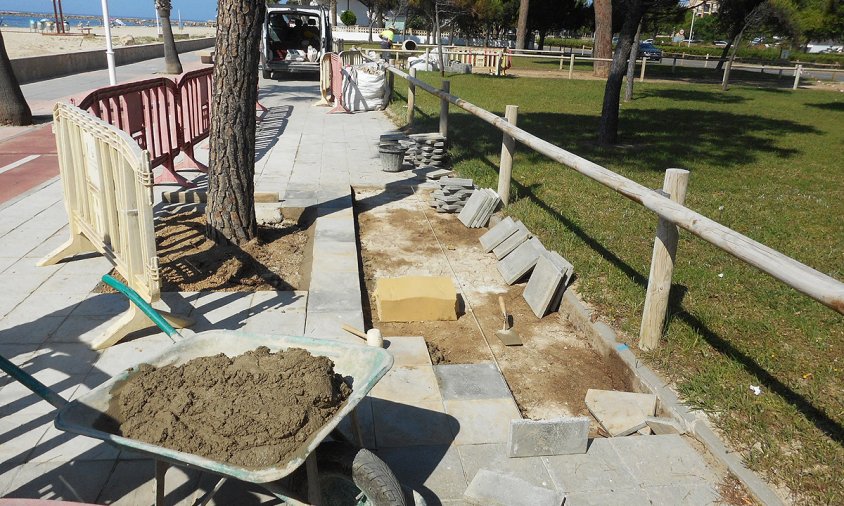 Obres de reparació del paviment al passeig litoral de llevant