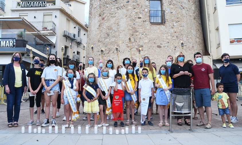 Foto de grup dels representants municipals i de les entitats festives que van participar, ahir, a l'arribada de la Flama del Canigó