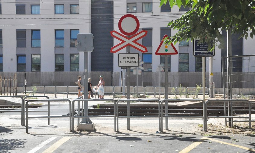 Pas a nivell del carrer de Barcelona, barrat pel pas de vehicles