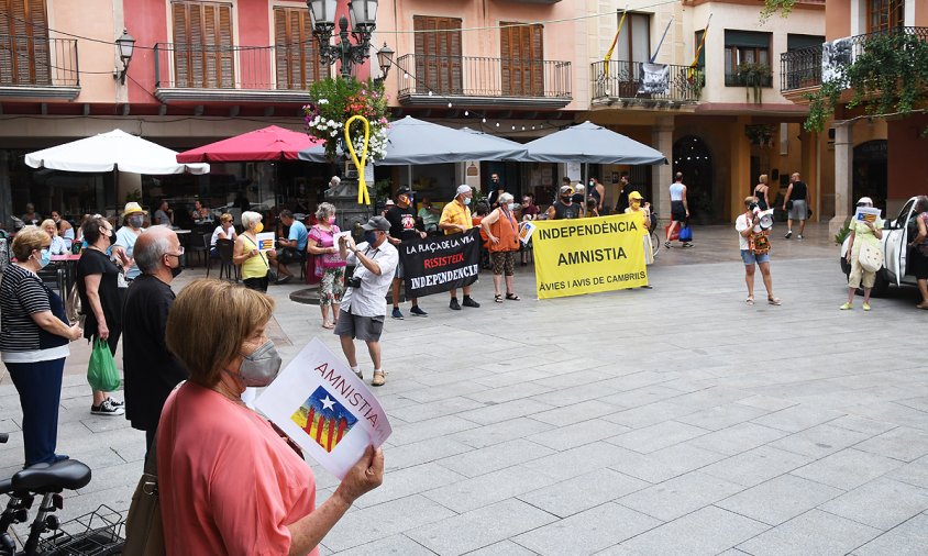 Les Àvies i Avis, ahir, a la plaça de la Vila