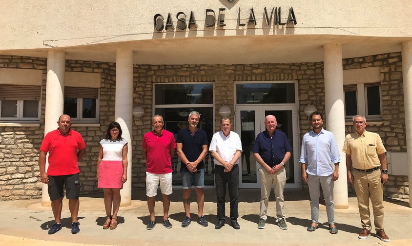 Els representants de l'Ajuntament i del Club Nàutic, presents en la signatura de l'acord