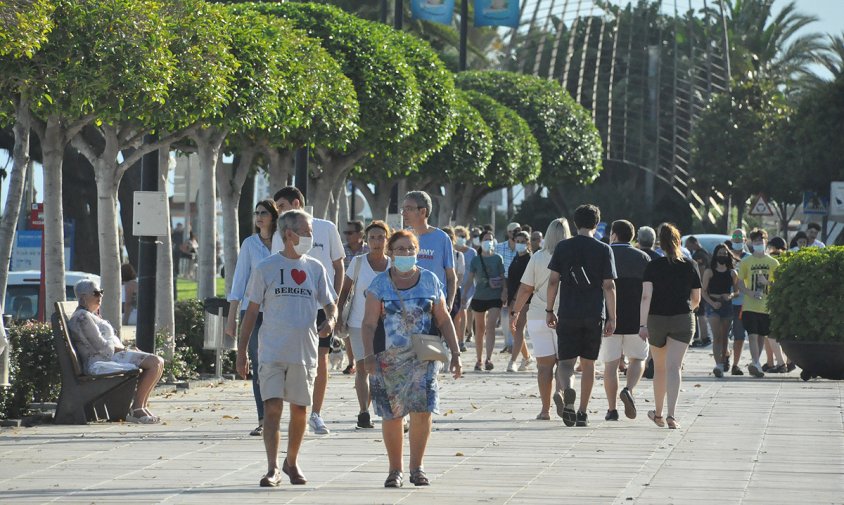 Imatge de gent passejant pel port, a finals del passat mes de juny