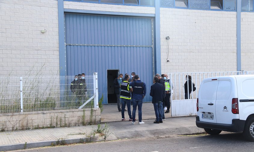 Pla general de l'entrada de la nau industrial del carrer dels Flequers de Reus en la qual els cossos policials han entrat en el marc de l'operatiu contra el tràfic de marihuana