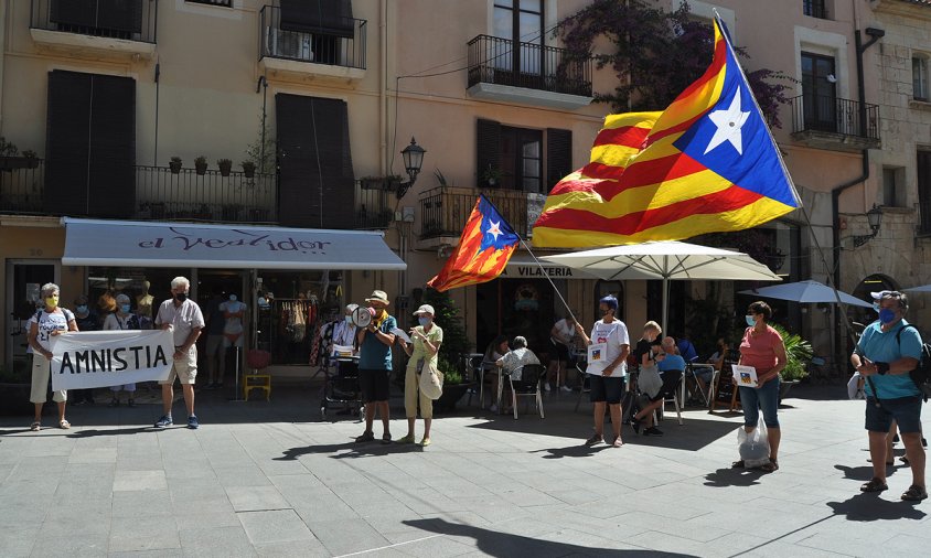 Un moment de la concentració dels Avis i Àvies, ahir al matí, a la plaça de la Vila