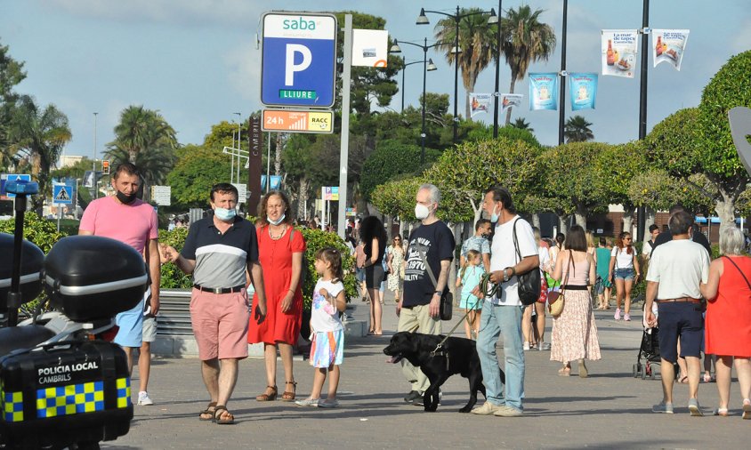 Imatge de gent passejant pel port, aquest mes de juliol