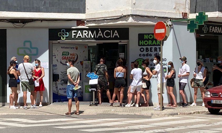 Cua a la farmàcia Mireia Valls per fer-se el test d'antígens, la setmana passada