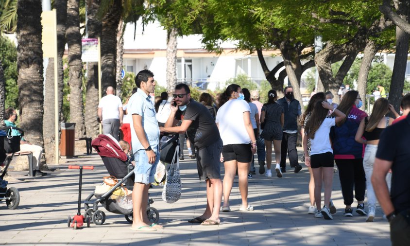 Imatge de gent al passeig de Ponent, al mes de juny