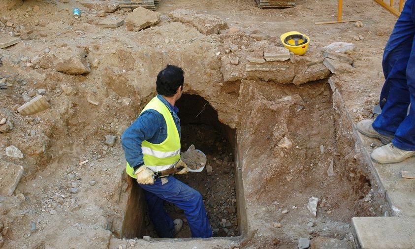 Treballs de desenrunament de l'entrada al refugi de la Guerra Civil situat a la plaça de l'Església de Santa Maria, el febrer de 2006