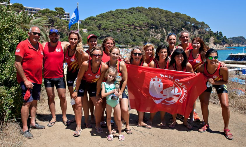 L'equip veterà femení del Club Rem Cambrils, campió de la Lliga Catalana de Llagut, amb el trofeu