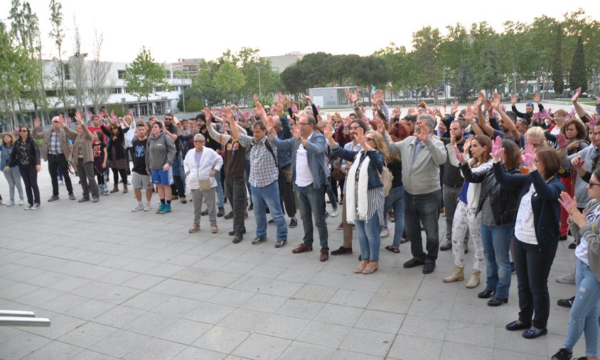 La protesta per la sentència judicial es va fer ahir al vespre, a la plaça de l'Ajuntament