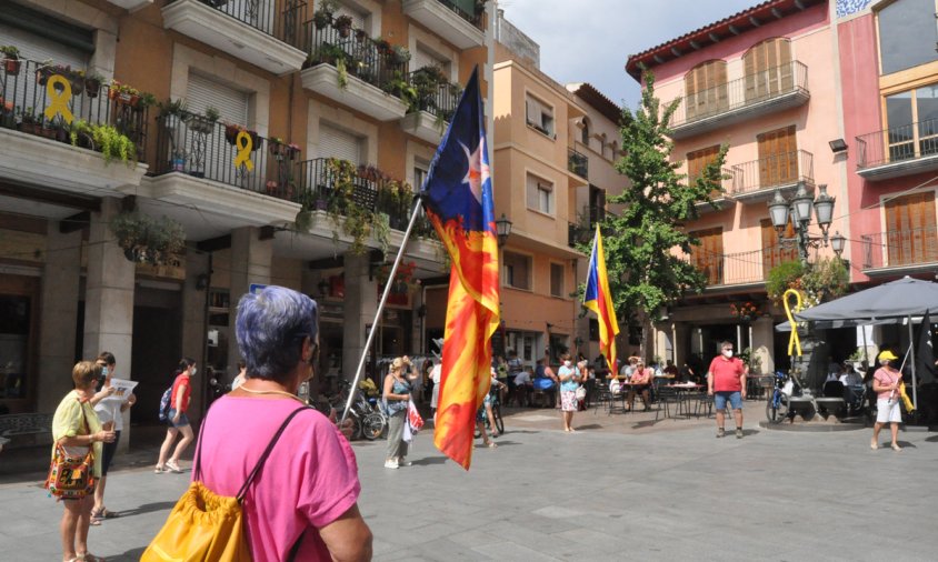 Concentració de les Àvies i Avis per la Independència, ahir al matí, a la plaça de la Vila