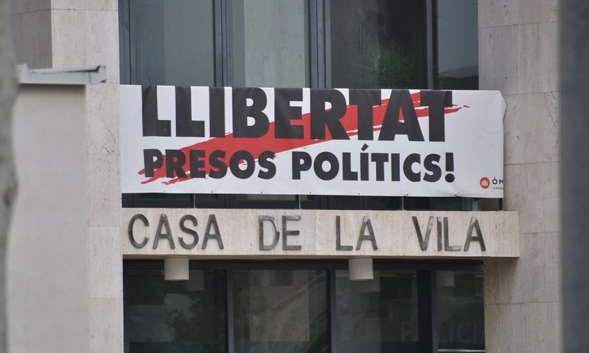 Pancarta a favor de la llibertat dels presos polítics, penjada a la balconada de la Casa de la Vila