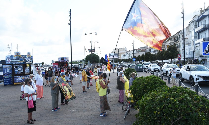 Concentració de les Àvies i Avis, ahir al vespre, al port