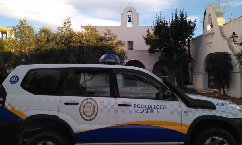 Imatge d'un vehicle de la Policia Local davant de la parròquia de Santa Maria de Vilafortuny