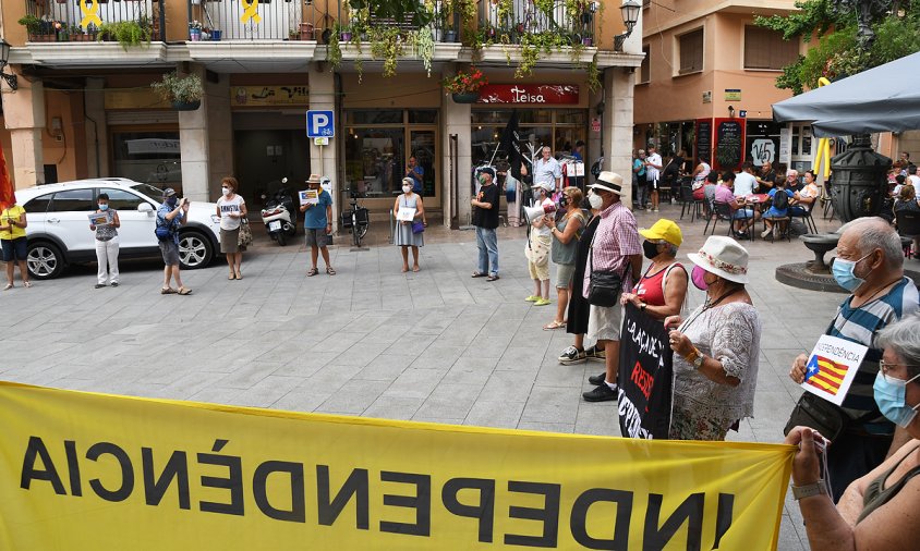 Les Àvies i Avis, ahir, a la plaça de la Vila