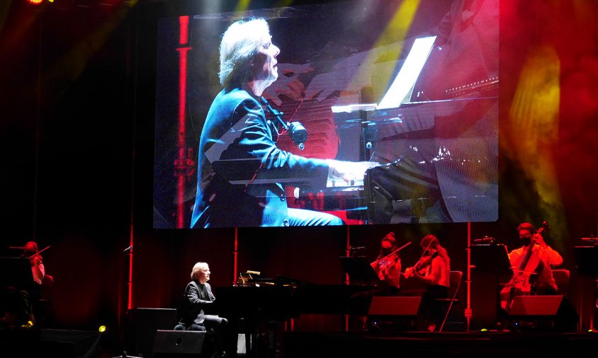 Richard Clayderman, ahir, a l'escenari del parc del Pinaret